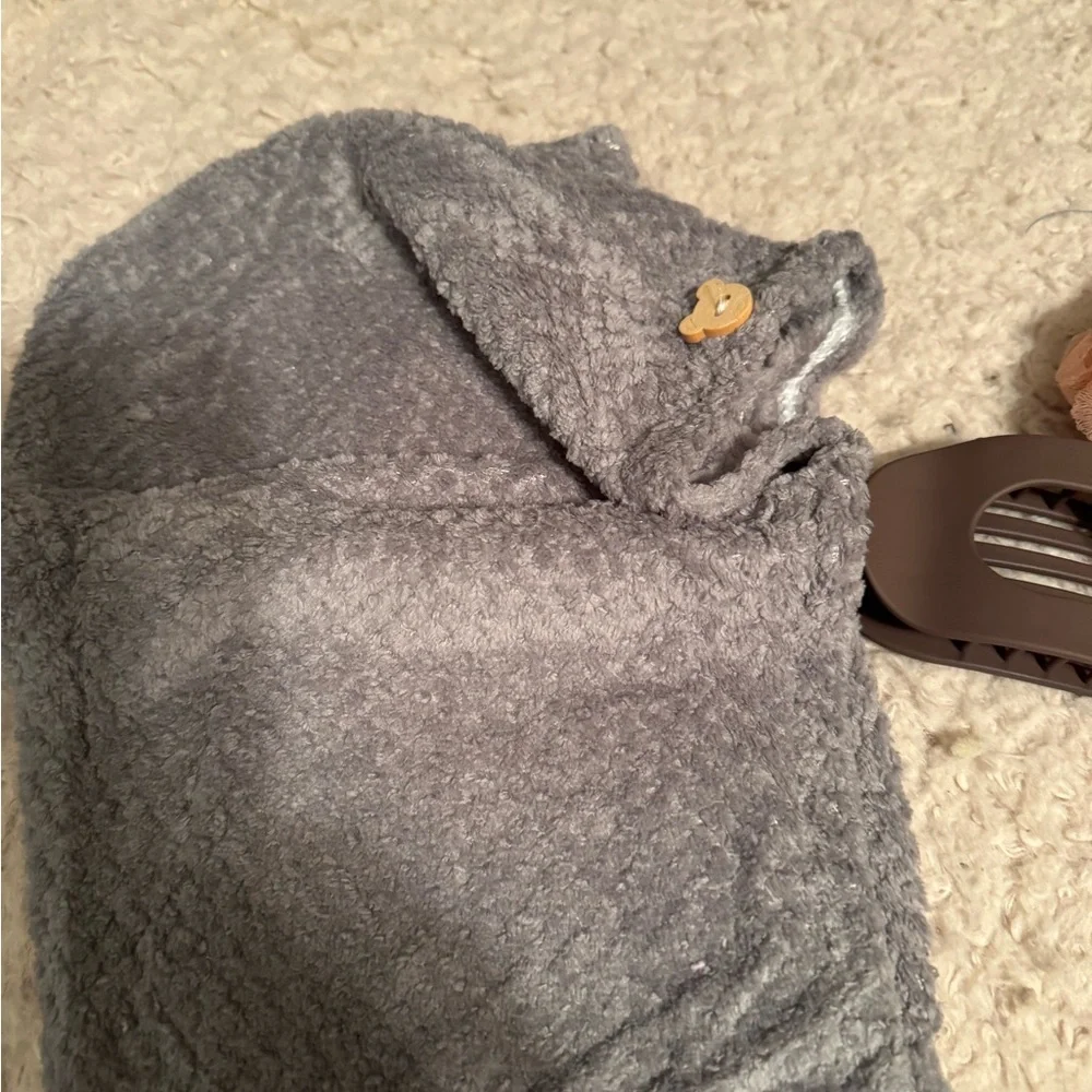 Soft Gray Turban, Loofah Bath Sponge, and Hair Clip Spa Set - Picture 5 of 6